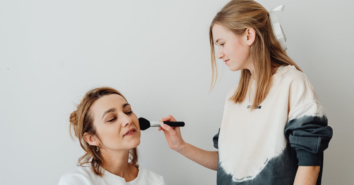 No‑makeup look krok po kroku: naturalny efekt „jak bez makijażu” w 10 minut