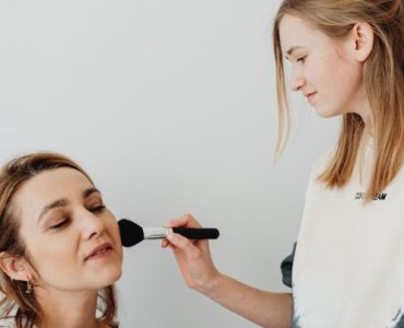 No‑makeup look krok po kroku: naturalny efekt „jak bez makijażu” w 10 minut