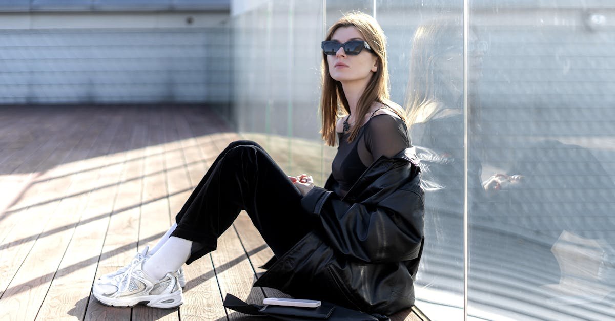 Czarny od stóp do głów, zero nudy: 9 trików na intrygujący total black look
