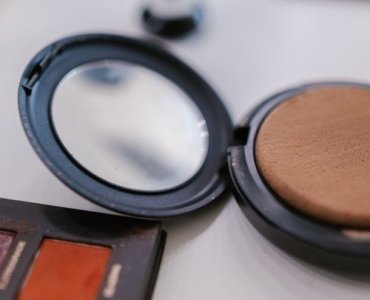 Odkryj swój subtelny glow: bronzery, które pokochają jasną cerę
