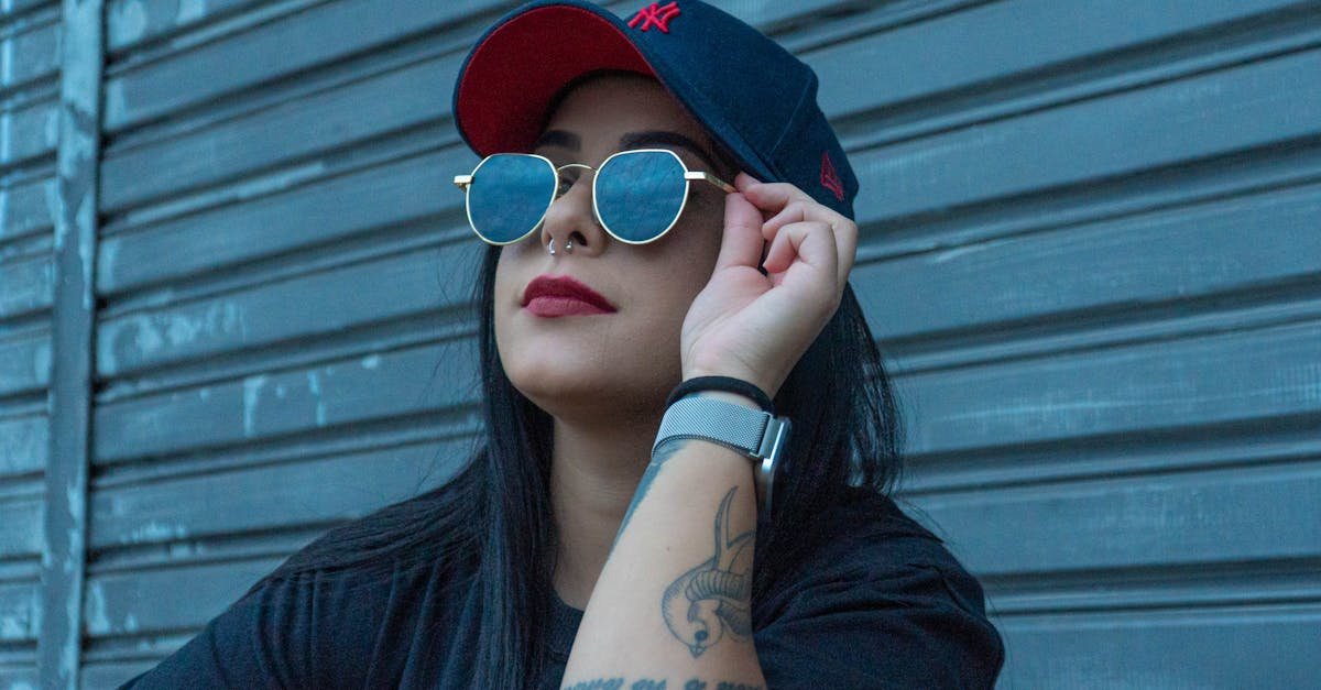 Czapka z daszkiem, ale po kobiecemu: 12 stylowych sposobów, które odmienią każdy look