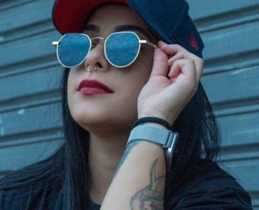 Czapka z daszkiem, ale po kobiecemu: 12 stylowych sposobów, które odmienią każdy look