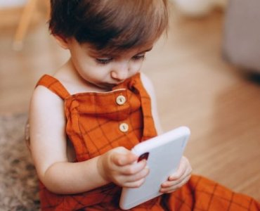 Mniej ekranów, więcej spokoju: 9 bezkonfliktowych trików na ograniczenie czasu online u dzieci