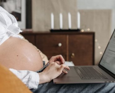 Ciągle chce Ci się pić w ciąży? Kiedy to norma, a kiedy warto zbadać sprawę