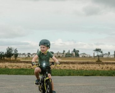 Uśmiech zamiast nerwów: spokojna droga malucha do dwóch kółek
