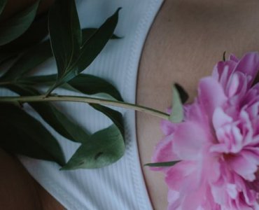 Intymny komfort bez hormonów: sprawdzone, naturalne sposoby na suchość pochwy