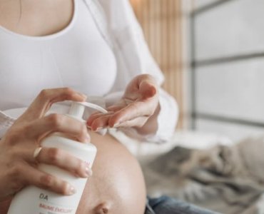 Ciąża i gładka skóra: naturalne rytuały, które pomagają ograniczyć ryzyko rozstępów