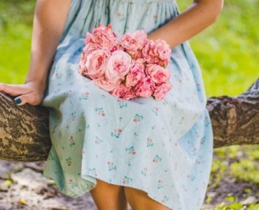 Kwiatowa sukienka, idealne buty: przewodnik stylu na każdą okazję