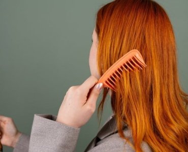Rudowłosa i stylowa: kolory, które podkręcą Twój look