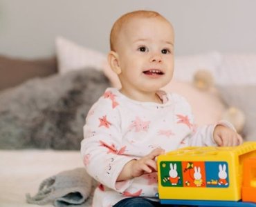 Zero ryzyka, maksimum uśmiechów: przewodnik po pierwszych zabawkach dla niemowląt