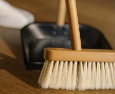Sekrety pięknej drewnianej podłogi: codzienna pielęgnacja i ochrona przed zniszczeniem