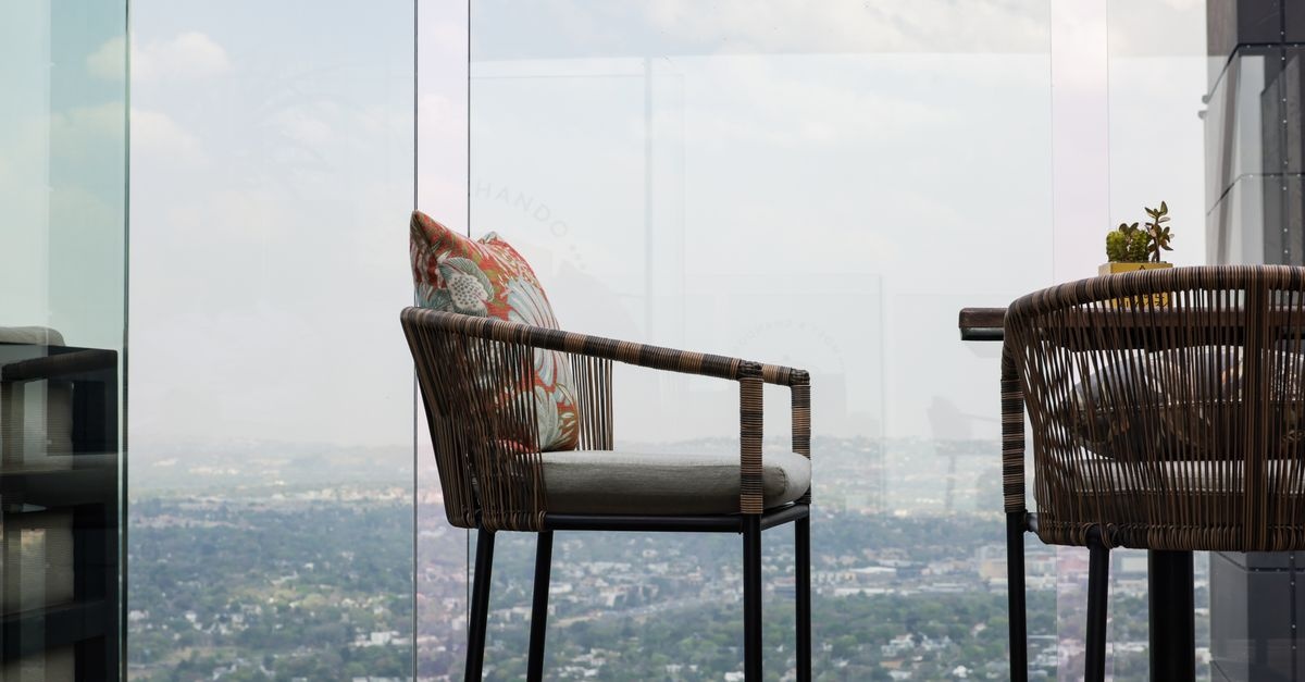 Balkon marzeń za grosze: sprytne patenty na przytulny kącik relaksu