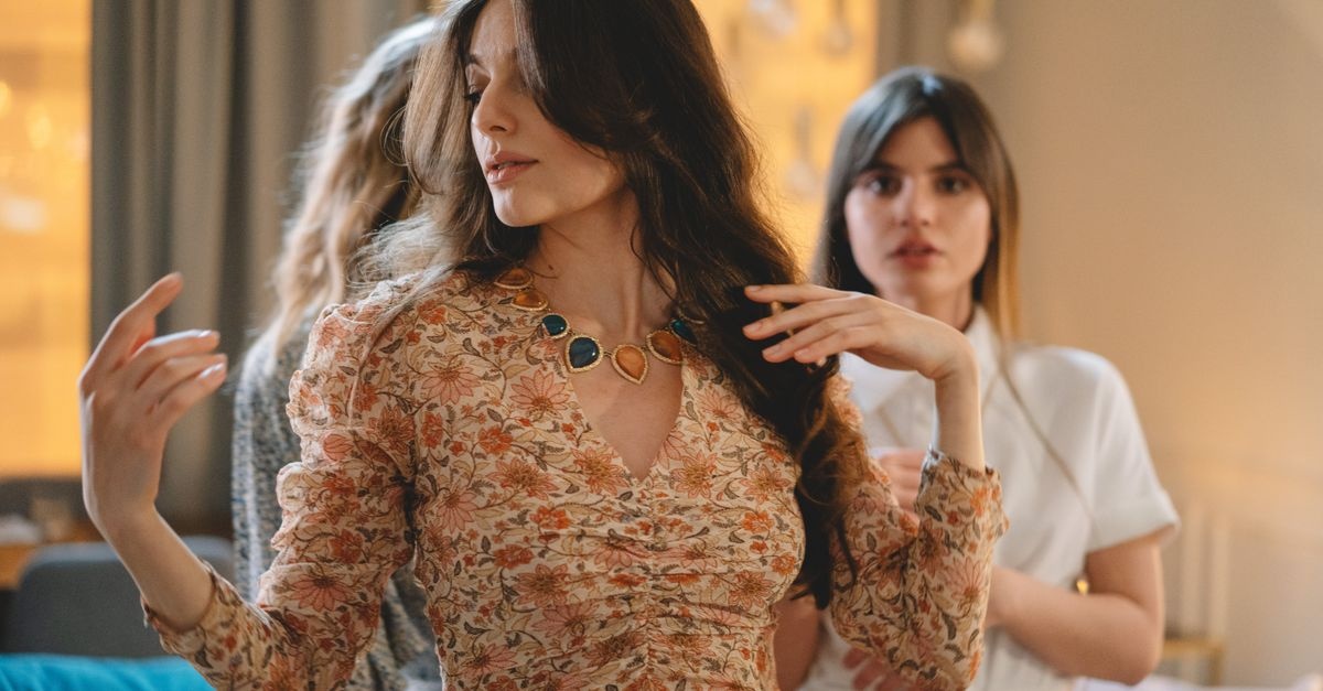 Dekolt w serek i biżuteria, która robi efekt WOW: przewodnik stylu