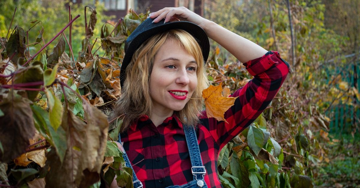 Krata po kobiecemu: 7 stylizacji z koszulą, które zawsze wyglądają modnie