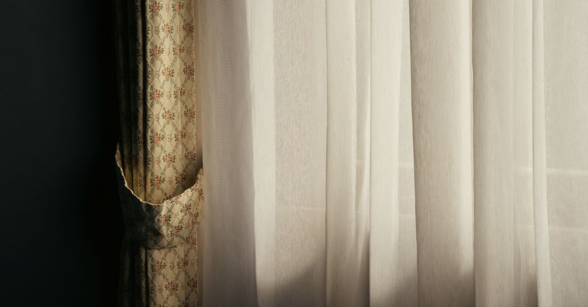 Czyste zasłony bez ściągania: sprawdzone sposoby odświeżania prosto na karniszu